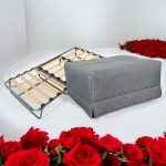Puf Cama Plegable. El Puf Cama Plegable nos viene de maravilla para atender visitas inesperadas, ocupándonos poco espacio, 64 x 81 x 50 cm de alto, y convertirlo en cama de 80 x 182 x 36 cm de alto. Práctico, resistente y útil, con funda lavable. Disponible en 4 tapizados, Azul, Marrón, Gris y Paris. La cama auxiliar perfecta para nuestros invitados.