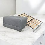 Puf Cama Plegable. El Puf Cama Plegable nos viene de maravilla para atender visitas inesperadas, ocupándonos poco espacio, 64 x 81 x 50 cm de alto, y convertirlo en cama de 80 x 182 x 36 cm de alto. Práctico, resistente y útil, con funda lavable. Disponible en 4 tapizados, Azul, Marrón, Gris y Paris. La cama auxiliar perfecta para nuestros invitados.