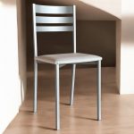 Silla de Cocina Aluminio Poli piel Blanca (2 Unidades) Silla de cocina Blanca fabricada en acero inoxidable pintada en aluminio y tapizada en poli piel blanca. Esta acabada en aluminio plata y Tapizada en poli piel de fácil limpieza. Posibilidad muchos colores de tapizado.