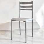 Silla de Cocina Aluminio Poli piel Blanca (2 Unidades) Silla de cocina Blanca fabricada en acero inoxidable pintada en aluminio y tapizada en poli piel blanca. Esta acabada en aluminio plata y Tapizada en poli piel de fácil limpieza. Posibilidad muchos colores de tapizado.