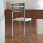 Silla de Cocina Aluminio Poli piel Blanca (2 Unidades) Silla de cocina Blanca fabricada en acero inoxidable pintada en aluminio y tapizada en poli piel blanca. Esta acabada en aluminio plata y Tapizada en poli piel de fácil limpieza. Posibilidad muchos colores de tapizado.